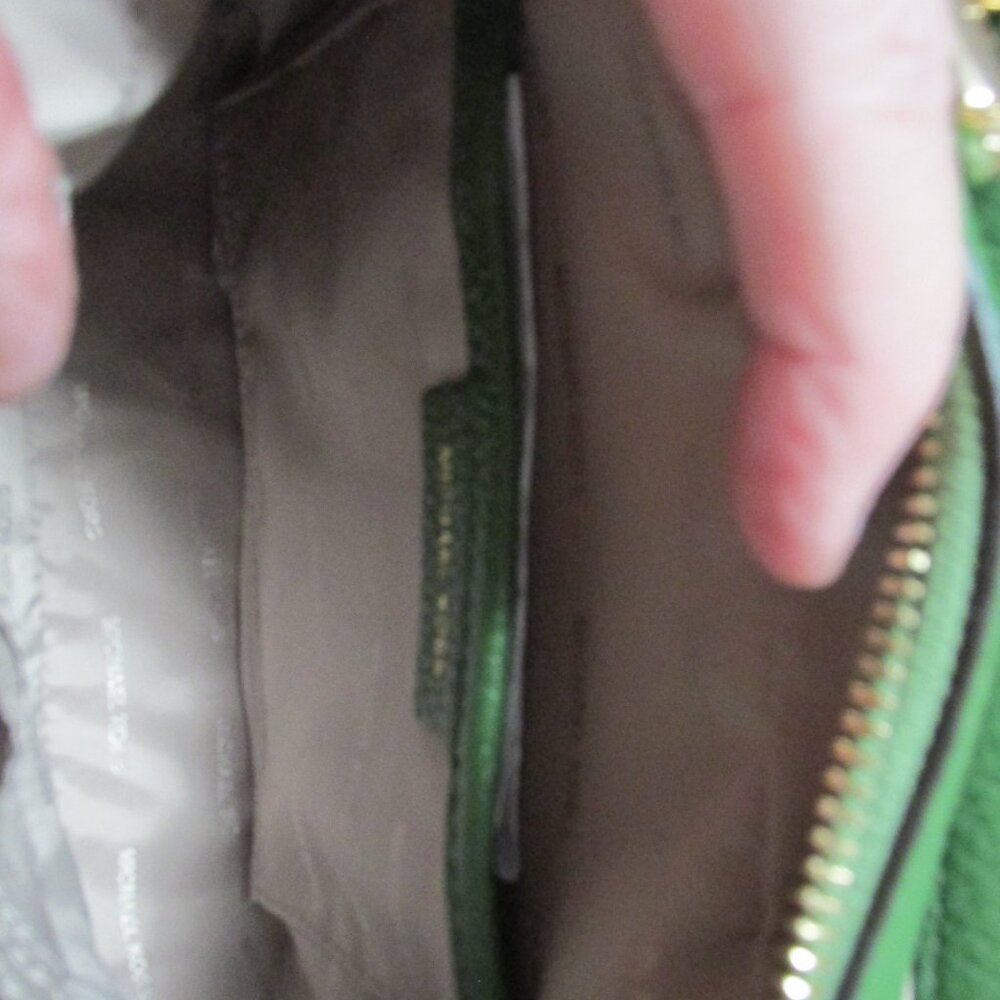 P526-NWOT Michael Kors Green Pebble Flower Rivet Strap Crossbody - Picture 5 of 10